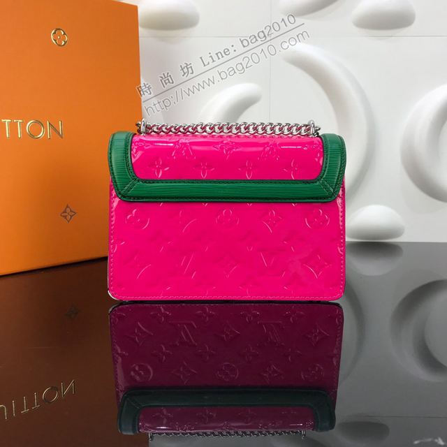 LV包 lv新款女包 Wynwood手袋 壓紋漆光牛皮 LV鏈條斜跨女包  ydh3454